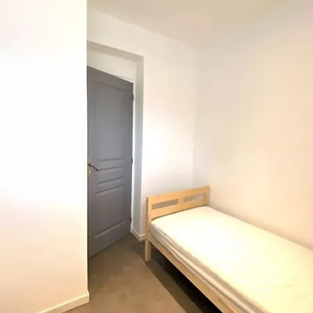Adorable Bedroom - Renovated Appartement